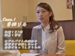 ノーパンティノーブラジャーで働いてるのがバレて輪姦されるウエイトレス！お姉さん3Pコスプレの無料エロ動画