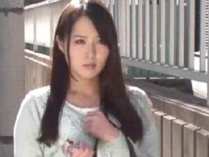 夫との夜の営みに不満を持ったマダムが若イチモツで突かれヨガりイキ！巨乳人妻顔射の無料エロ動画