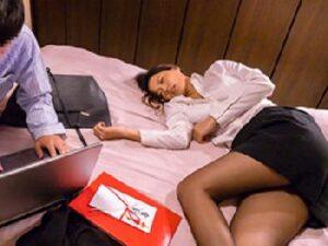 11月新作！奥様OLが飲み会で酩酊して寝取られパコ！！人妻の無料エロ動画