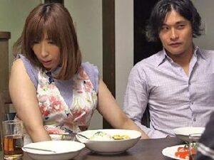 愛する巨大オッパイ妻を他人棒で寝取らせ猛烈興奮する性的変態夫！巨乳人妻彩奈リナの無料エロ動画