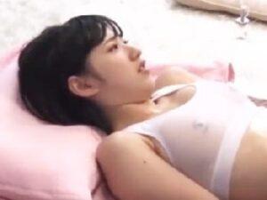 超カワ女友人の胸をマッサージするって？！？乳頭透けててマジエロいんだけど‥！美少女素人中出し盗撮の無料エロ動画