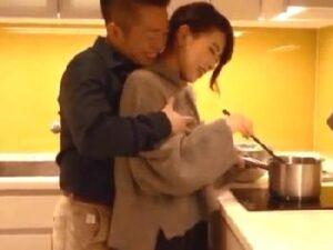 『またイっちゃうッ』シルク肌のお姉さんを突き倒す！素人顔射の無料エロ動画