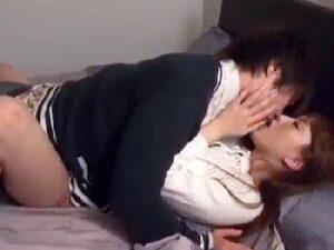 弱気な彼氏を勇気づけるために口づけ→自分が色情して交尾しちゃう彼女！巨乳素人美少女の無料エロ動画