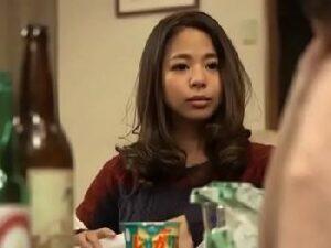 スリル満点の寝取りFUCKで仲に割り込む彼女の友人！痴女顔射ギャルの無料エロ動画