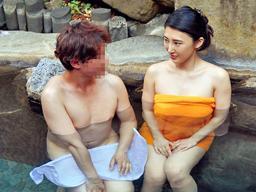 温泉リポートのはずが流されて寝取られる素人奥さん！巨乳人妻の無料エロ動画
