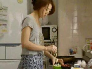 欲求不満なオバちゃん妻が不貞相手を自宅に連れ込みフアックを楽しむ！人妻中出し熟女オナニーの無料エロ動画