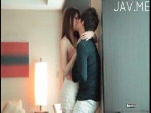 スタイル抜群で美肌白い美肌の素人猛烈美人と正統派のsEX！お姉さんフェラ美少女顔射の無料エロ動画