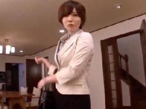 胸チラ姉に遂に情欲爆発した弟→その場でセックスし倒す近親姦淫フアック!巨乳お姉さん痴女近親相姦里美ゆりあの無料エロ動画