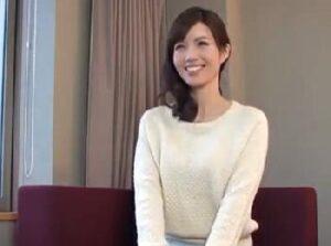結婚8年目。笑顔が可愛い35歳の若奥様が…夫には見せたことのない顔でヨガりイキ！！巨乳素人人妻ハメ撮りの無料エロ動画