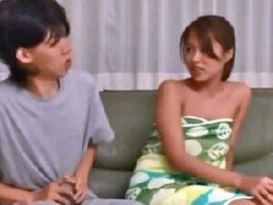 義理息子子を誘って中出し近親SEX相姦を否応なしにするとんでもない尻軽女妻！痴女人妻近親相姦熟女の無料エロ動画