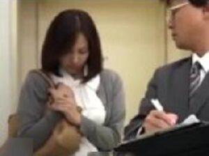 喘ぎ声を出せない場所で否応なくファックに身悶える奥様OL！巨乳人妻谷原希美の無料エロ動画