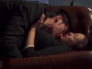 年下部下のカチカチ肉棒を楽しむ奥さんオフィスレディ！巨乳人妻OLめがね松下紗栄子の無料エロ動画