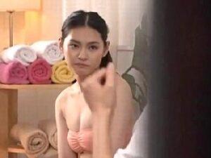 黒髪美形お姉さんが男友人と共同マッサージ→発情して肉棒を受け入れる一部始終を隠し撮リ！素人盗撮の無料エロ動画