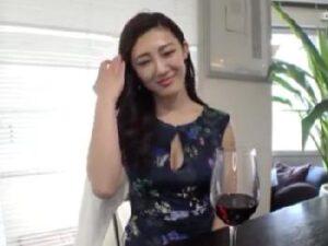 セレブ感が溢れる巨大オッパイ素人奥さんと密通交尾！あまりにも気持ちいい締め付けで我慢できずに確信中出し！巨乳人妻の無料エロ動...