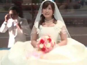 結婚式を終えたばかりの花嫁がマジックミラーー号に乗車→夫が外にいるにも関わらず寝取られる！巨乳素人人妻中出しの無料エロ動画
