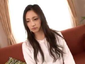 スレンダーでスタイル抜群の美形お姉さんが穴空きズボンを履いて即挿入！顔射の無料エロ動画