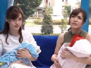 子供を出産したばかりの若奥様コンビがお金の誘惑に負けて初対面ちンポとガチハメ！素人人妻ぶっかけの無料エロ動画