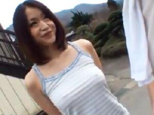 乳首から母乳を噴出しちゃう大きいオッパイお姉さんのパイズリ奉仕!巨乳の無料エロ動画