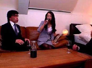 『もうこんな酷いことやめてください!』デカパイな痴女弁護士お姉さんが拘束プレイで悶絶!巨乳鈴木さとみの無料エロ動画