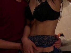 ゲリラ豪雨でマダムと2人きりで雨宿り…止まない雨の中で夫の愚痴を聞きながら…！中出し人妻向井藍の無料エロ動画