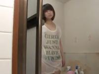 間違ってシャワー浴びて服がスケスケになった妹→乳首丸見えで性欲望抑えきれずその場で犯す！素人近親相姦の無料エロ動画