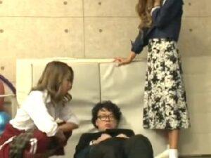 『何ビビってんの？笑』GAL女子校生2人が肉棒に興味津々！気持ち良すぎて中出し3人プレイ！ギャル3Pの無料エロ動画