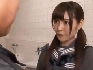 学校一の人気を誇る美形少女女子校生が男子トイレで汚いおじサンと濃密パコ！美少女ぶっかけ橋本ありなの無料エロ動画