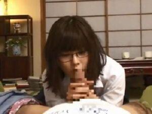 雨の中ずっと待っててくれた女子校生と両思いラブsEX！美少女顔射めがねの無料エロ動画