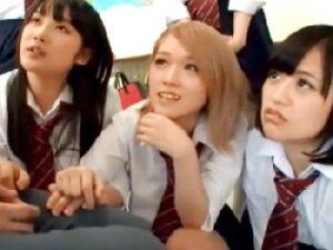 あばずれド淫乱痴女GAL女子校生軍団が彼女持ち陰キャをいじめながら中出し交尾へ誘導！美少女ギャルM男の無料エロ動画