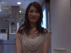 超美人な現役CAのマダムが日常に満足できずアダルトビデオ出演決意！お姉さん人妻の無料エロ動画