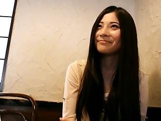こんな顔して潮吹きの達人だったすけべお姉さん・上原麻衣!の無料エロ動画