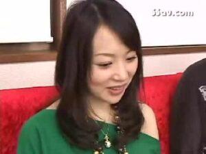 セレブ妻がマンネリ夫婦生活を打破するため3人プレイ交尾に応募！素人人妻フェラ3Pの無料エロ動画