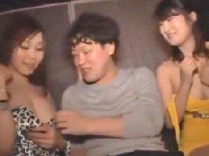 セクキャバクラにてお気に入りの嬢二人と禁断の即挿入→スぺルマうっかり中出し！お姉さん3Pの無料エロ動画