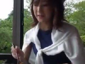 自ら他人ペニスを欲しがってくる素人奥さんと旅行先でフリン交尾！人妻ハメ撮りの無料エロ動画