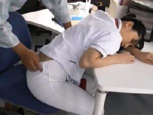 仕事疲れで眠っているナースを強引に犯して無慈悲なスぺルマ顔面射精！お姉さん看護婦の無料エロ動画