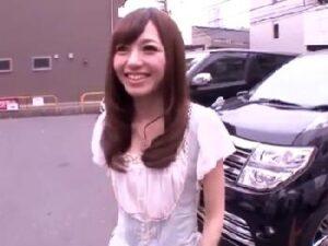 華奢体型のきれいなお姉さんが素人男性を優しくご奉仕→顔中にかけられ悶絶！顔射の無料エロ動画