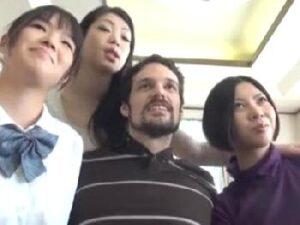 『一緒にいくぅう！』ホームステイに来た巨大チンポ外人の陰茎でヤりまくるオバさん妻！巨乳熟女の無料エロ動画