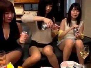 パンチラお姉さんの誘惑に我慢できない!自らビリビリに破って誘惑してくる痴女たち!巨乳パンストの無料エロ動画