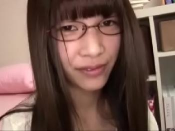 地味で真面目な眼鏡素人娘が中出しOKのド性的変態だった件！美少女めがねの無料エロ動画