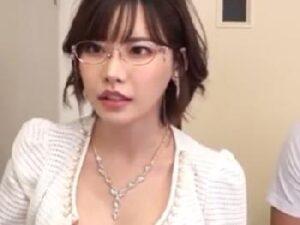 プライドの高い金持ち奥様が息子の友人のエロガキに口淫強要される屈辱！人妻フェラめがねの無料エロ動画