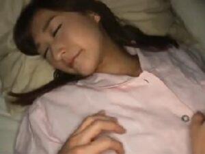 夜這いで寝込みを襲われて強引に口内射精されてしまう美人マダム！人妻フェラの無料エロ動画