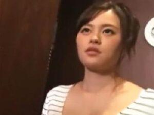 『舐めますね』素人のお姉さんがトイレ内で勃起男性器をフェラチオチオ抜き！の無料エロ動画