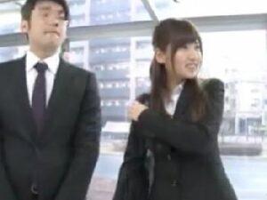 『付き合っても‥いないのに？』硬派なOLがなし崩し的にマジックミラーー号パコ！素人ハメ撮りナンパの無料エロ動画