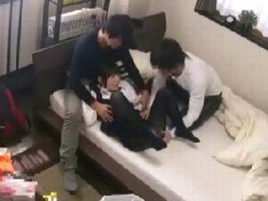 『やだ！やめてよぉ…』無毛幼顔っ娘を自宅に連れ込み集団婦女暴行！美少女素人中出しロリレイプパイパンの無料エロ動画