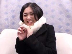 笑顔が若々しい30代のきれいなお姉さんが頼み込まれて断れずにまさかの中出し交尾！巨乳素人の無料エロ動画