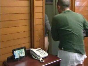 オジさんのペニ棒に魅せられた母ちゃんと娘の肉棒争奪戦→親子丼で3人プレイFUCK！巨乳素人痴女人妻フェラ顔射近親相姦の無料エ...