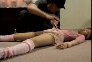 エアロビ真っ最中のマダムを薬で眠らせ中出しする残虐陵辱魔！人妻レイプ熟女イラマチオの無料エロ動画