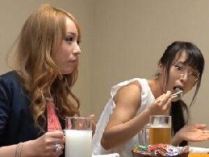 相席居酒屋で出会った遊んでそうなGALとマジメそうなめがネ女子→余裕でぶち込んじゃうGALの流れで中出し大乱交！素人ギャルの...