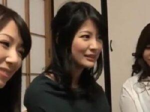 欲求不満解消のためのオフパコ乱交ではしゃいじゃう奥さんたち！巨乳素人中出し人妻ハメ撮りの無料エロ動画