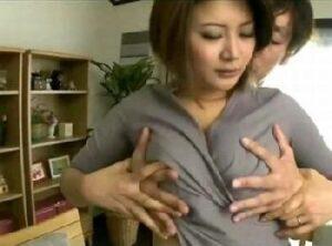 昔から憧れていた母の友人…夫の喧嘩してしばらくうちに泊まることになったチャンスを活かして寝取られ成功！巨乳人妻の無料エロ動画